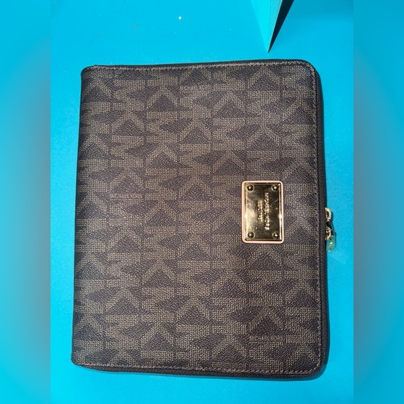 Michael Kors IPAD Cover w/ Zipper Compartment - Picture 13 of 16